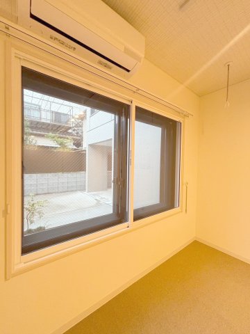 その他設備　2重ならぬ3重サッシの窓です。防音対策はばっちりです。
