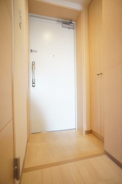 玄関　同建物別部屋の写真になります。