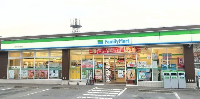 コンビニ　ファミリーマート（コンビニ）まで700m