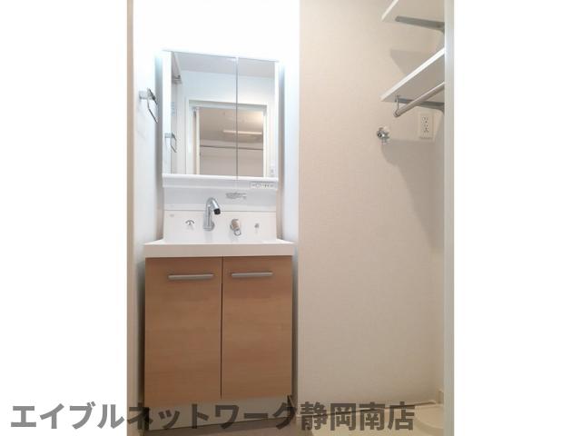 洗面設備　ゆったりとスペースのある洗面所