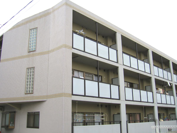 和泉市上町のマンションの建物外観