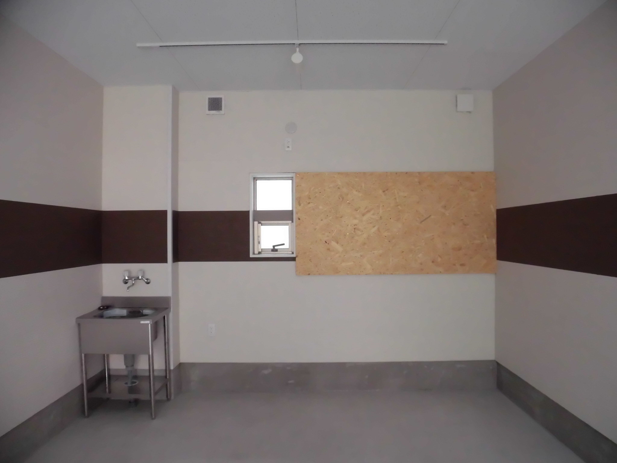 その他設備　ガレージ内お湯がでるスロップシンク付き