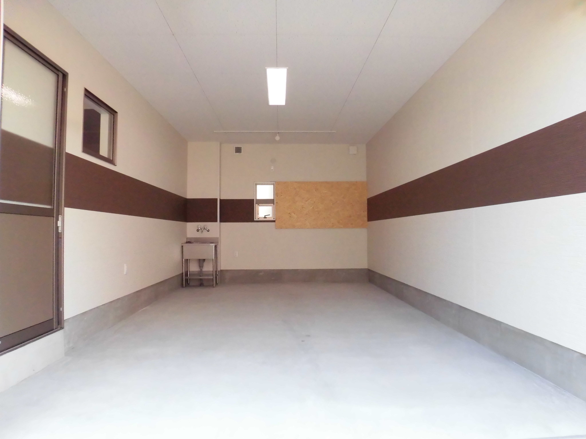 駐車場　ガレージ奥行約6.2ｍ、開口約3ｍ