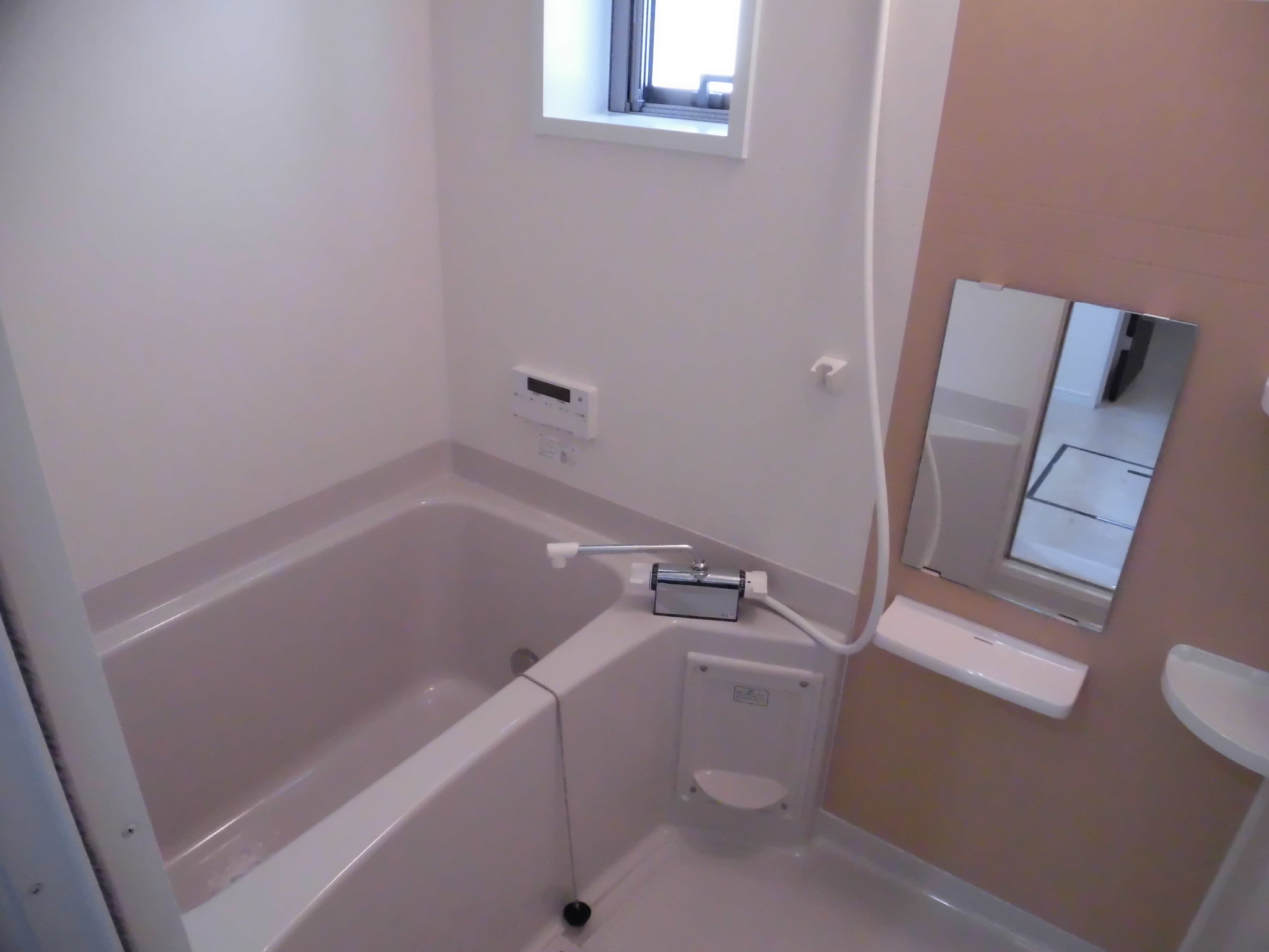 バス・シャワールーム　小窓付き浴室