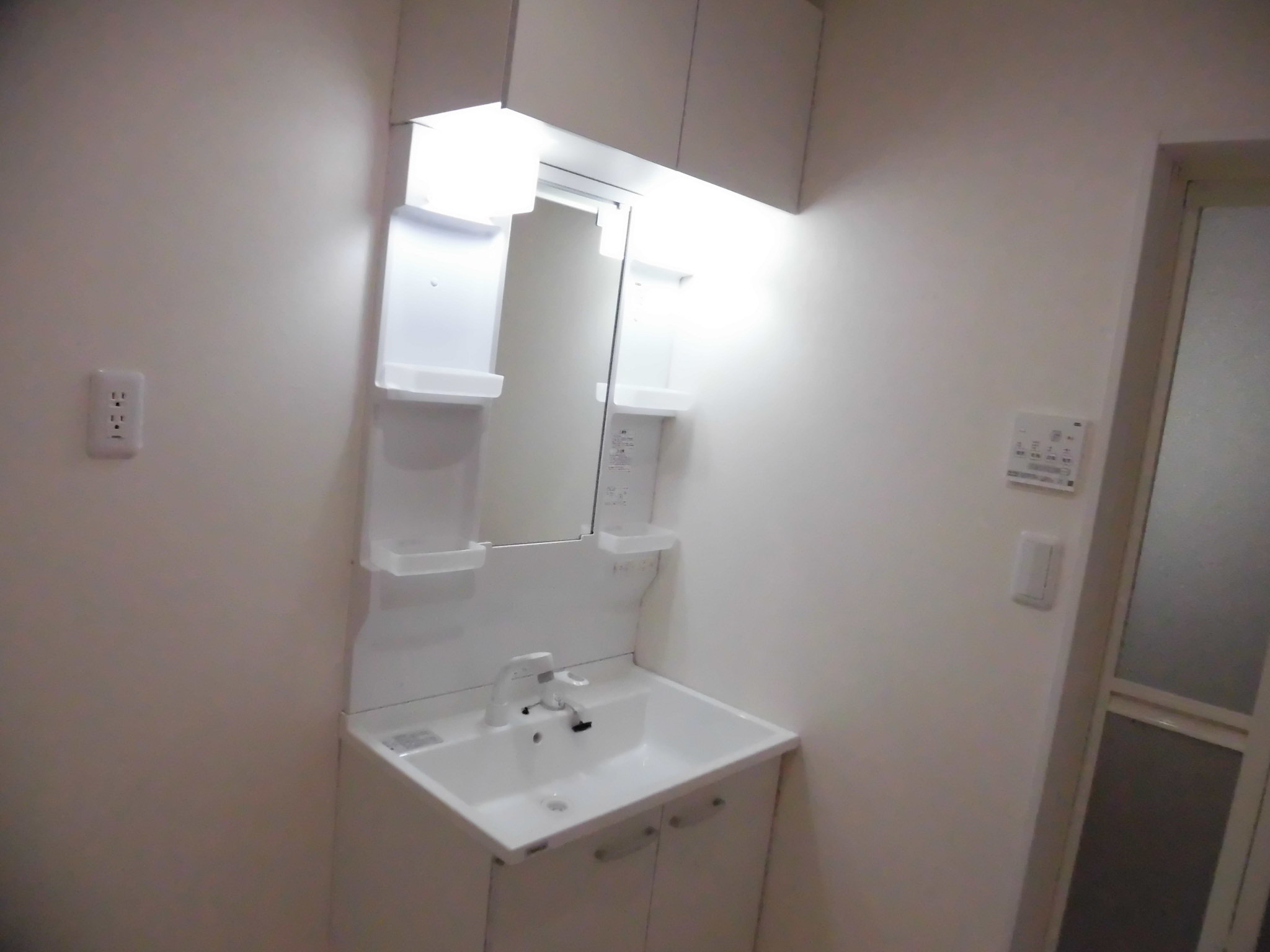 洗面設備　シャワー付き洗面化粧台