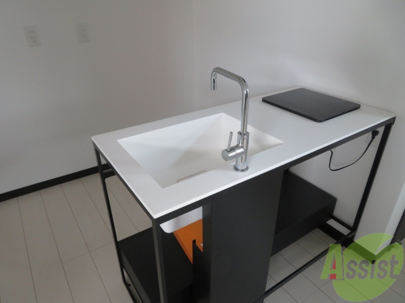 キッチン　シンプルなキッチンは自分好みにアレンジ頂けますね