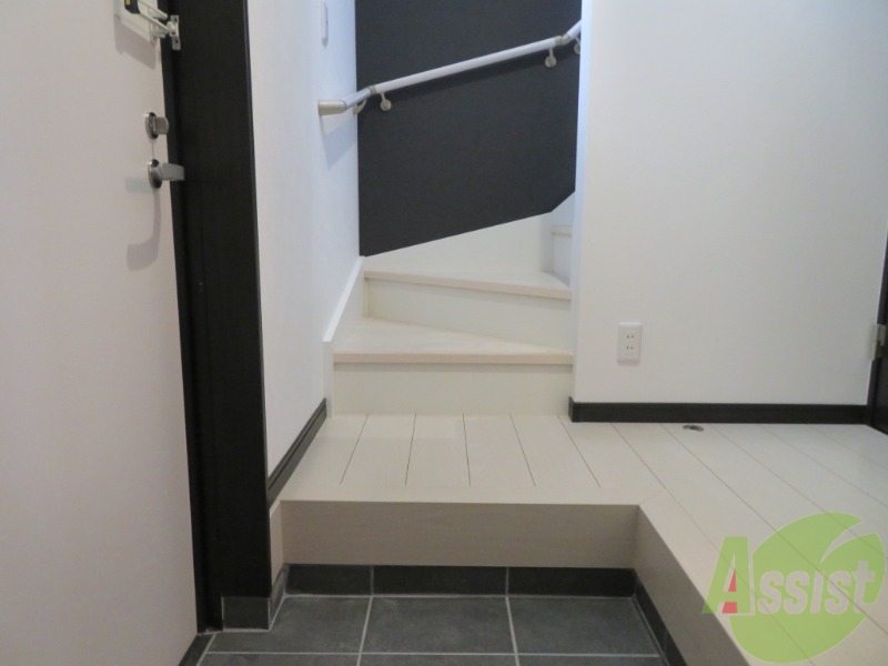 玄関　外から玄関を撮影してみました。広いリビングに繋がっています。