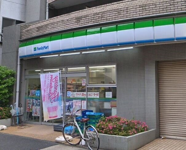コンビニ　ファミリーマート板橋駅桜通り店（コンビニ）まで306m
