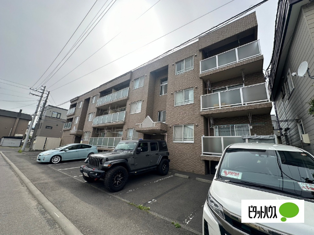 札幌市白石区北郷四条のマンションの建物外観