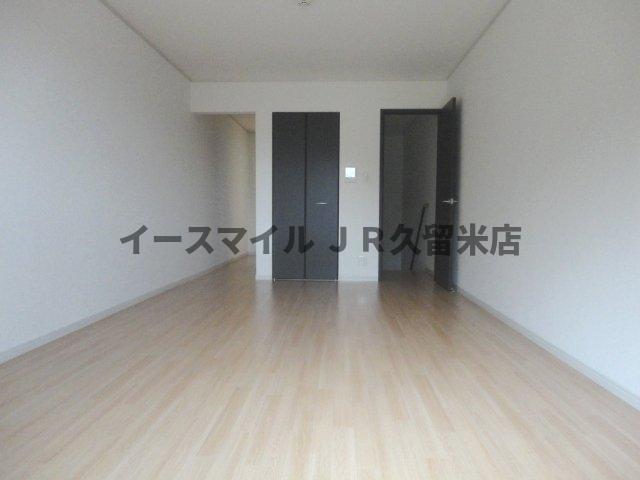 収納　落ち着いた色調の洋室です