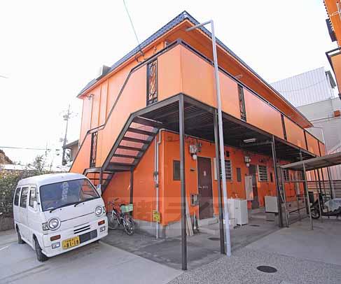 【京都市伏見区下鳥羽西芹川町のアパートの建物外観】