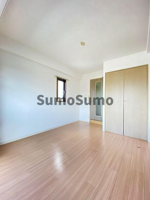 その他部屋・スペース　開放的な寝室です