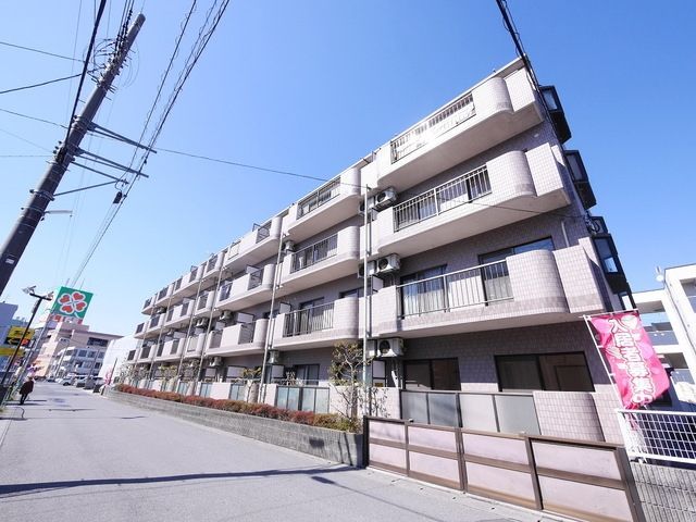 吉川市保のマンションの建物外観