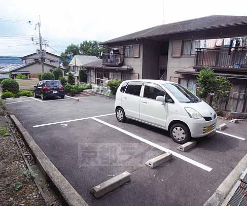 【ハウス高岩の駐車場】