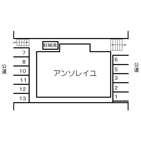 【アンソレイユの駐車場】