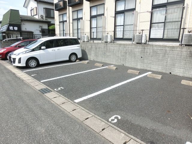 【松戸市中和倉のアパートの駐車場】