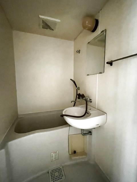 バス・シャワールーム　鏡付の洗面台なので、洗顔するときに便利ですね☆