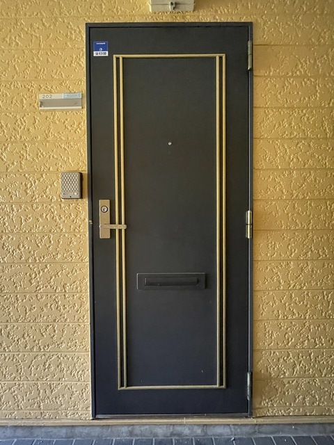 玄関　共用廊下から玄関のお写真です。