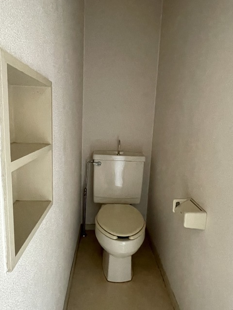 トイレ　トイレには収納棚付き！