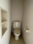 トイレ　トイレには収納棚付き！