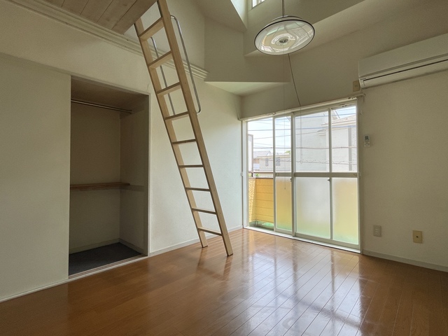 居室・リビング　ロフト付きの明るいお部屋です♪