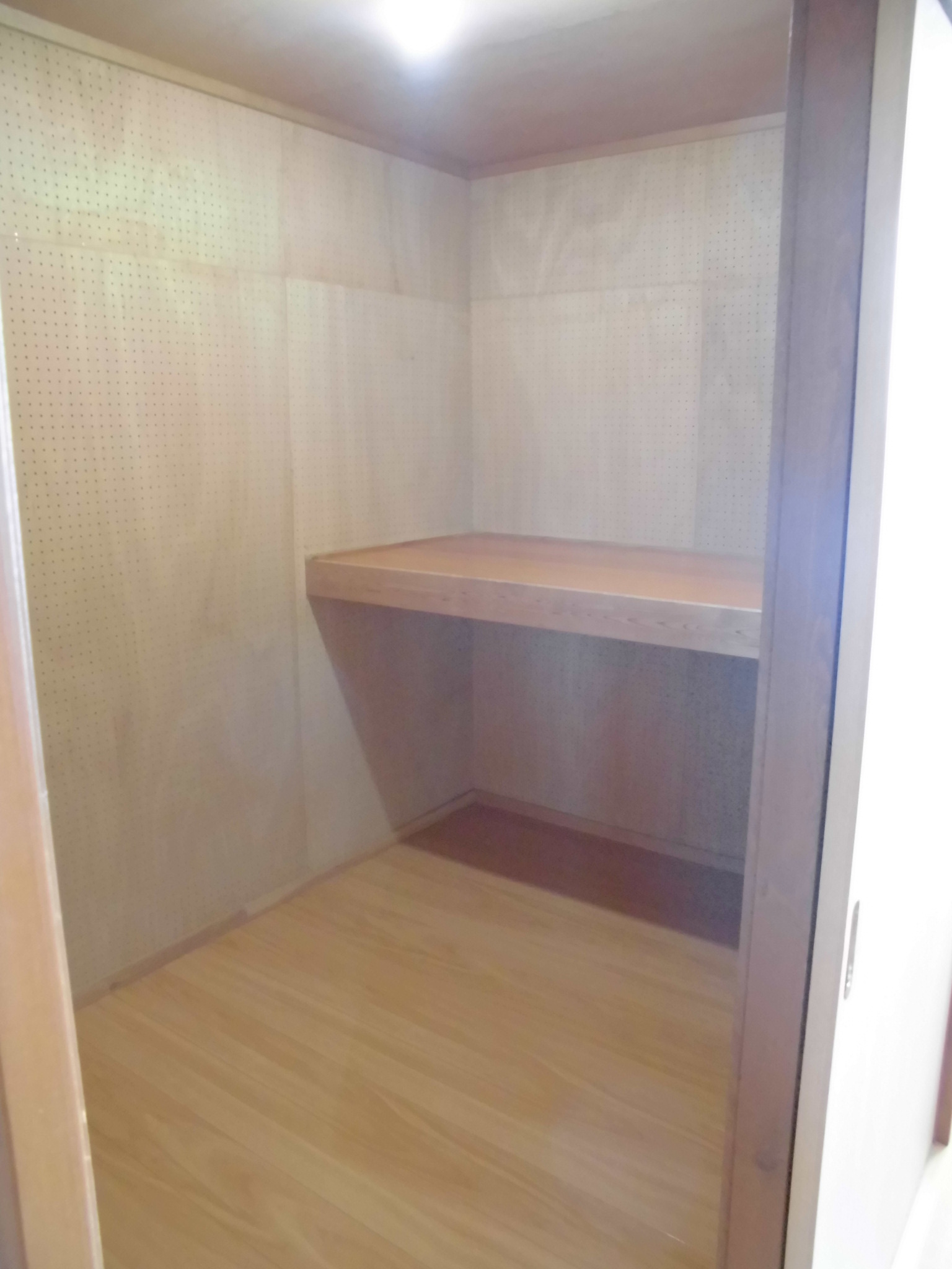 収納　LDKに隣接した納屋があります。収納に便利です。