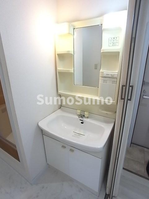 洗面設備　ゆったりとスペースのある洗面所