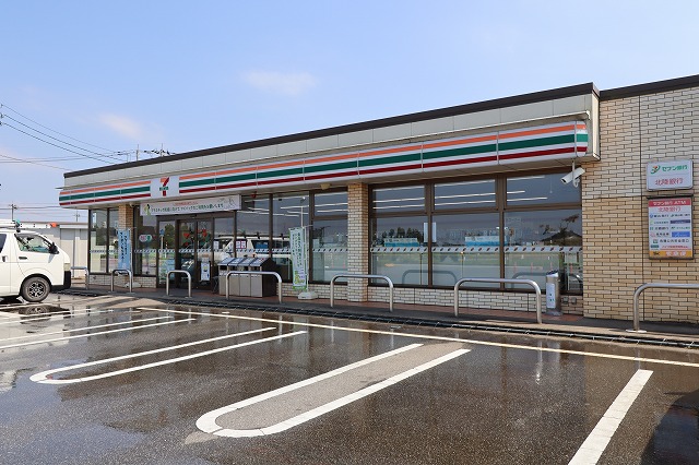 コンビニ　セブンイレブン（コンビニ）まで404m