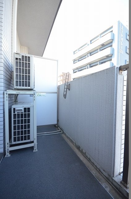 バルコニー　同物件、別号室のものです。