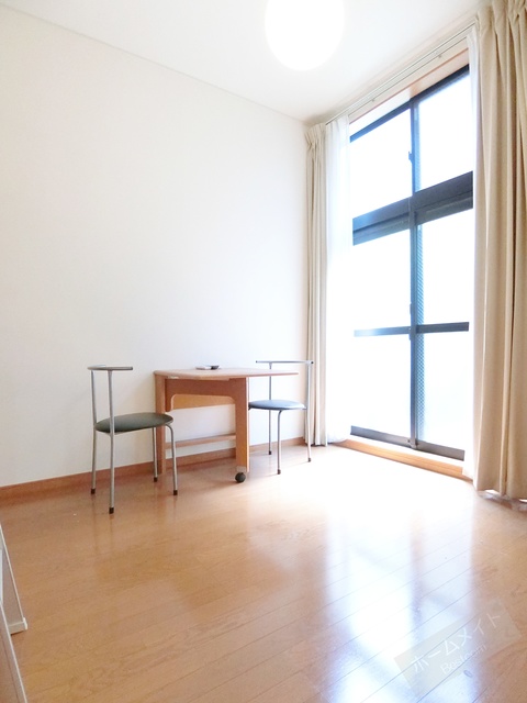 その他設備　カーテン・机