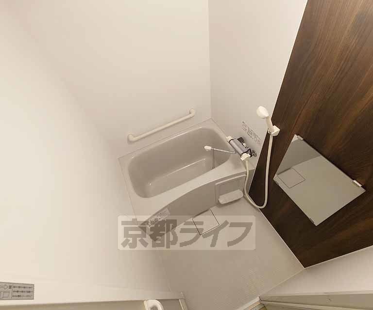 バス・シャワールーム　清潔感のあるバスルームです。