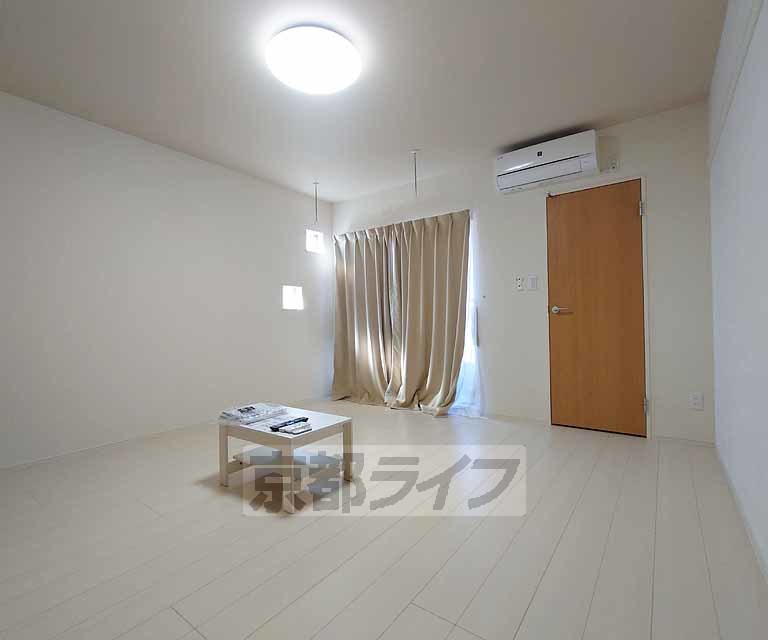 居室・リビング　清潔感のある室内です。