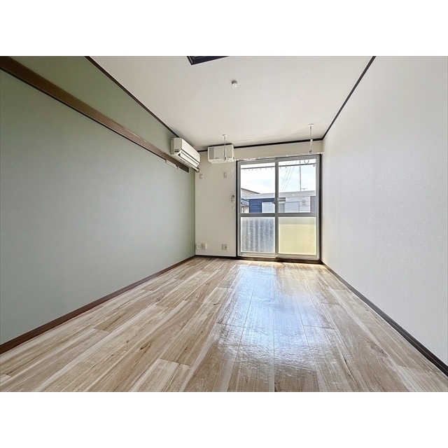 居室・リビング　アクセントクロスが素敵なお部屋です