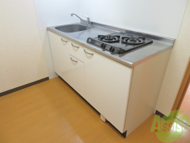 キッチン　ガスコンロ付きなので、新しく買う必要がないですね。