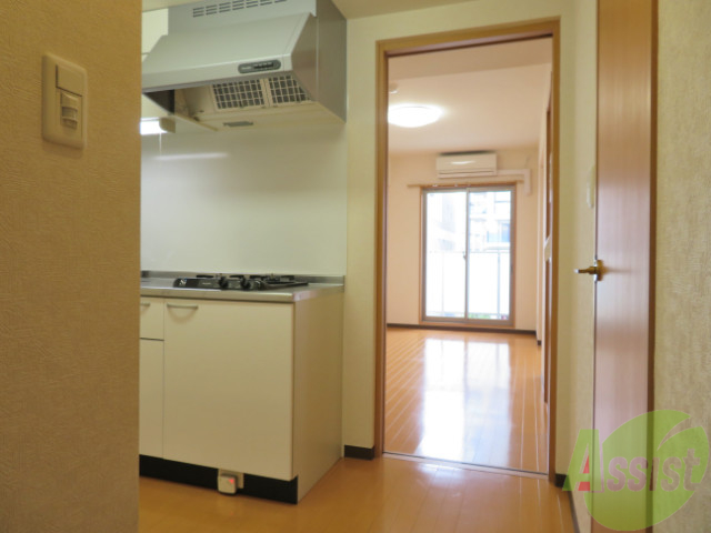 玄関　玄関から入ると大きいキッチンが広がっています。