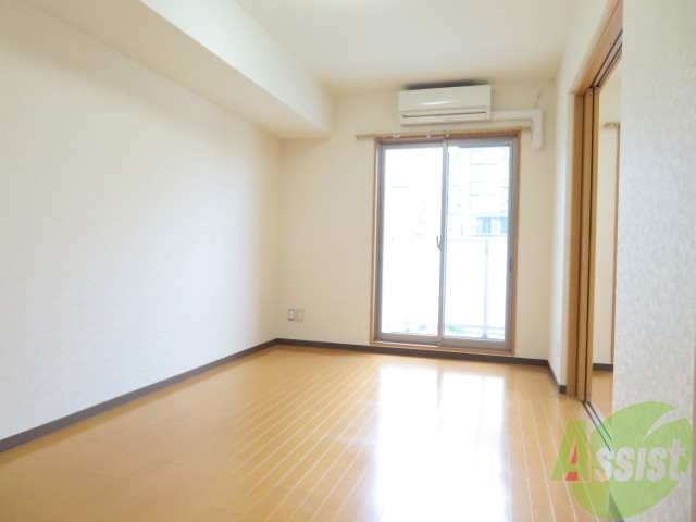 居室・リビング　陽の光が差し込む明るいお部屋は気持ちが良いですね。