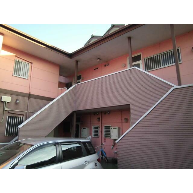 その他共有部分　Ｌ字型の建物と印象的な階段