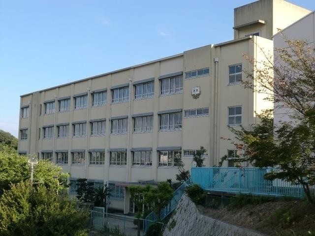 中学校　神戸市立高倉中学校（中学校）まで1488m