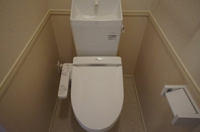 トイレ　掲載写真は同型モデルを掲載しており実際のお部屋と仕様等が異な