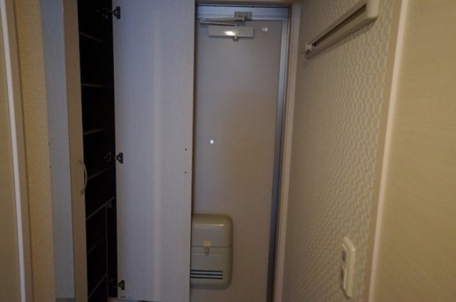 玄関　掲載写真は同型モデルを掲載しており実際のお部屋と仕様等が異な