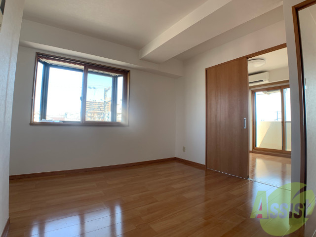 キッチン　リビングは１０帖、出窓のあるお部屋ですね