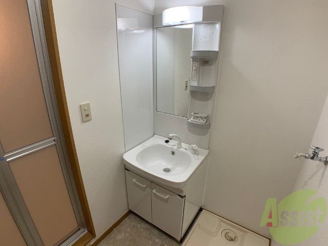 洗面設備　洗面化粧台はお風呂の手前に、身だしなみはこちらで