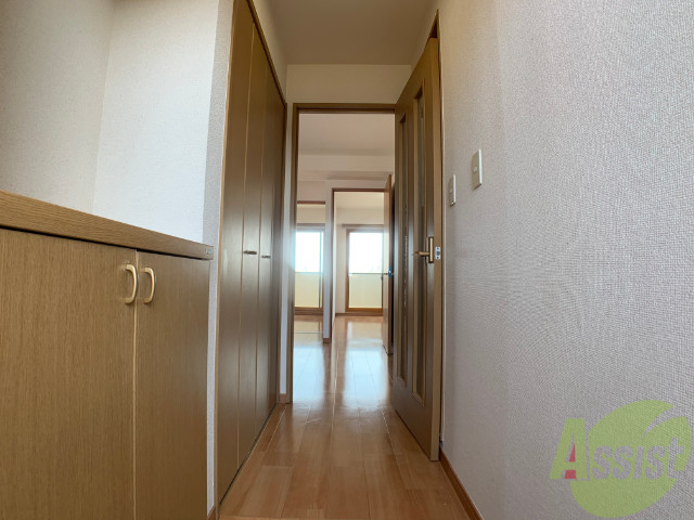 玄関　玄関を入ると正面がリビング、右手に洗面、お風呂があります