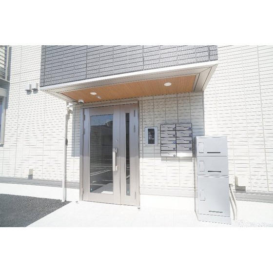 その他　共用エントランスにはオートロック、宅配ボックスあり