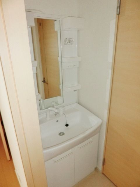 洗面設備　毎朝の準備に便利な独立洗面台