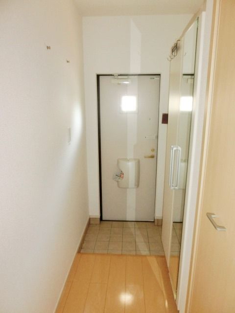 玄関　玄関にはシューズボックスがあります