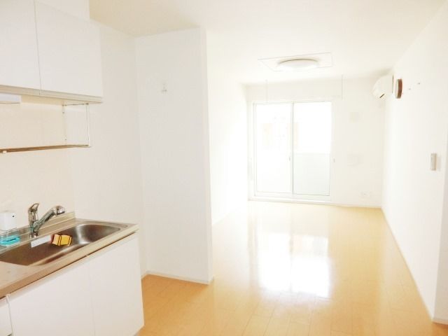 居室・リビング　窓も大きく明るいリビングです