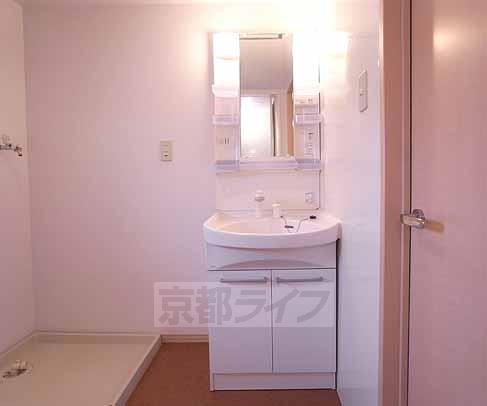 洗面設備　シャンプードレッサ付きの独立洗面台です。