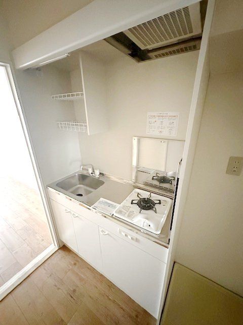 キッチン　★調理スペースが広いガス1口システムキッチンです★