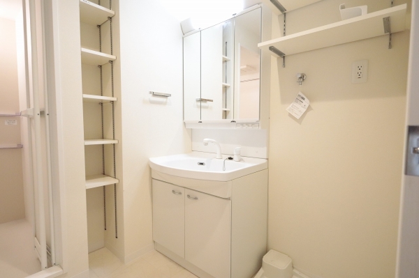 洗面設備　独立洗面台で朝の準備も快適です♪